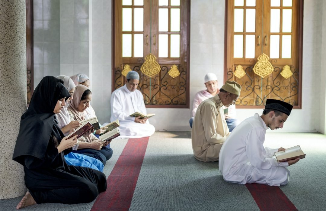 (خَيْرُكُمْ مَن تَعَلَّمَ القُرْآنَ وعَلَّمَهُ)
